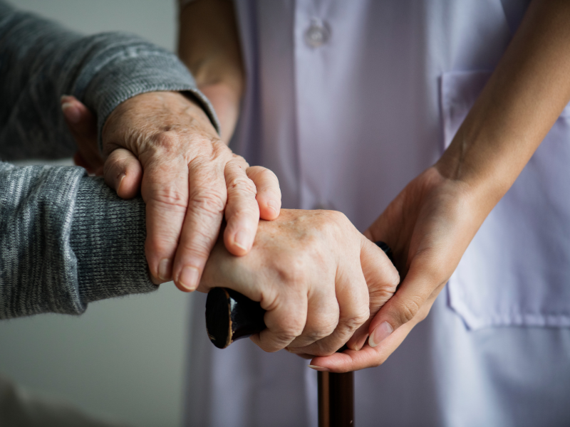 Wenn plötzlich Pflege nötig wird: Ein Wegweiser für Familien in einer neuen Lebenssituation