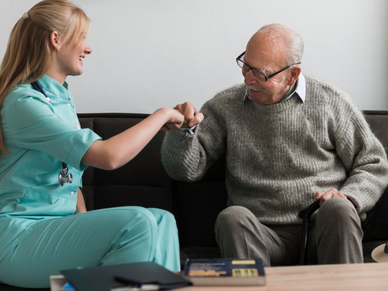 Die Betreuungskraft im Alltag integrieren und ein harmonisches Zusammenleben schaffen