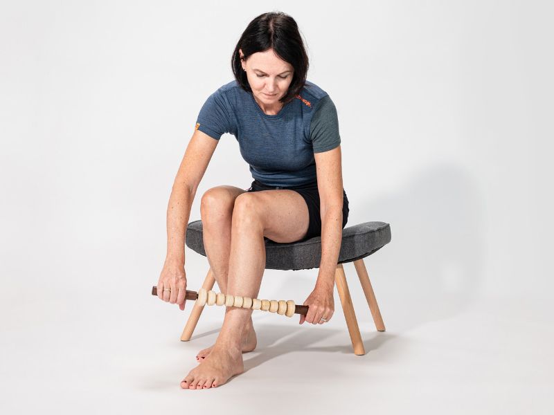 Frau nutzt den Styleholz Woodstick FLEX zur Behandlung ihrer Schienbeinmuskulatur 