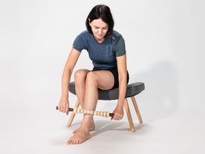 Frau nutzt den Styleholz Woodstick FLEX zur Behandlung ihrer Schienbeinmuskulatur 