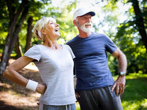 Sportlicher Mann und sportliche Frau erholt nach dem Sport