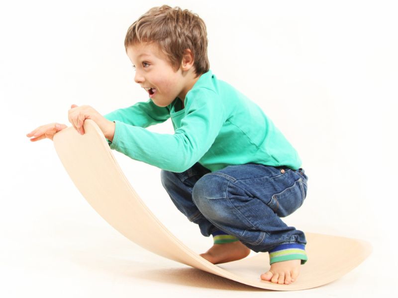 Das.Brett in Aktion: Ein Junge schaukelt begeistert auf dem Balance Board