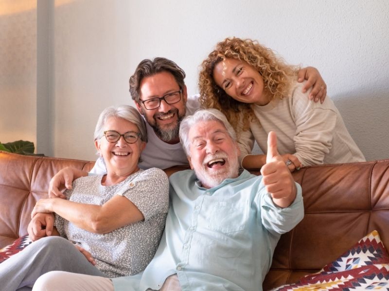 froehliche-mehrgenerationen-familie-auf-sofa