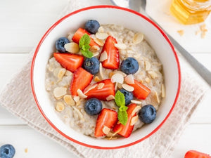 Porridge mit Beeren und Mandeln