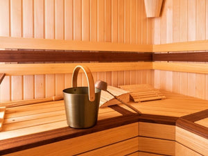 sauna-mit-eimer-und-schöpfkelle