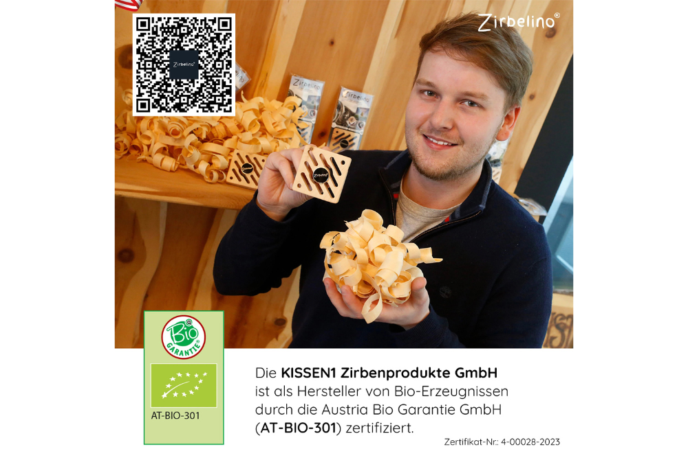 ZirbenErlebnis Geschenkbox #3: Zirbenkissen (17x29cm), Zirbenwürfel-Set, Zirbenkugel + 1L Misura-Karaffe